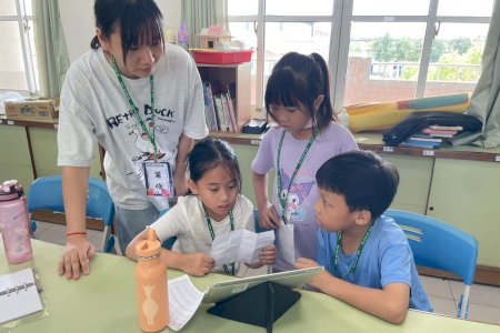 大文國小營隊體驗 南大教育系導入AI工具讓孩子敢說英文