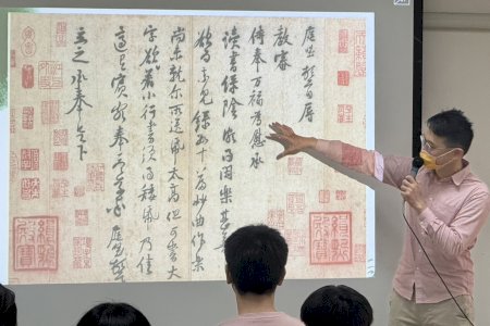 南大國文系推動書寫美學 葉曄書法家蒞校分享硬筆書法藝術