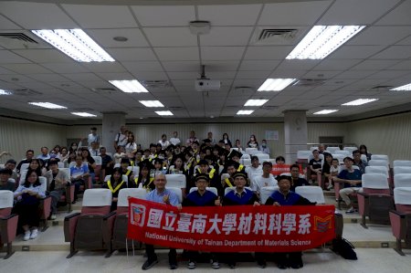 南大材料系溫馨茶會送祝福 專屬徽章傳承材料人精神