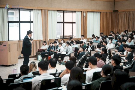 南大邀陸委會主委邱垂正談兩岸關係 深化學生公共議題思辨