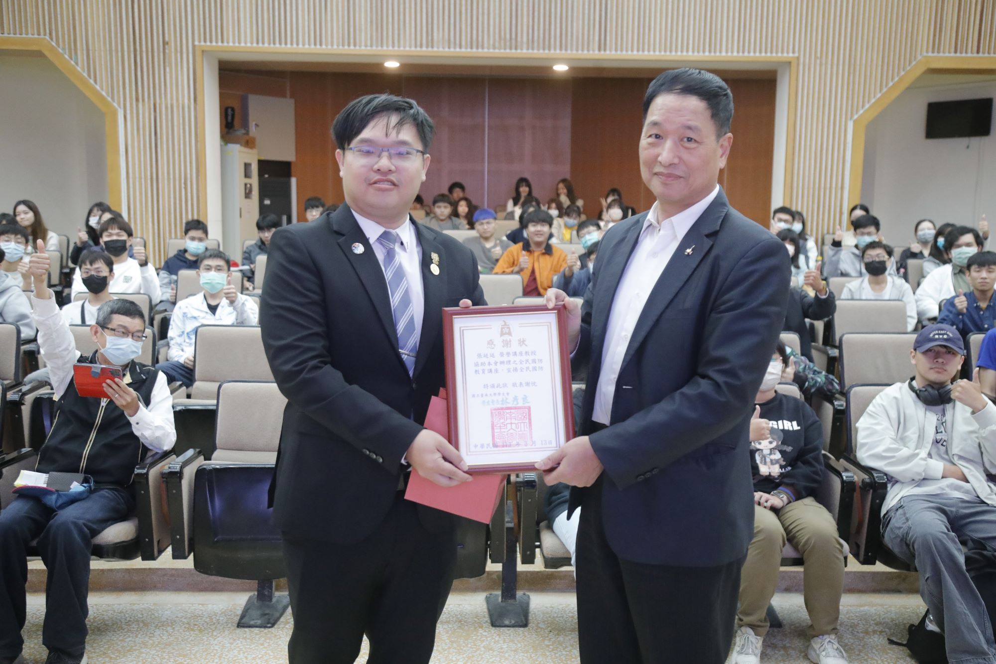 南大邀請前空軍副司令張延廷備役中將與師生分享全民國防