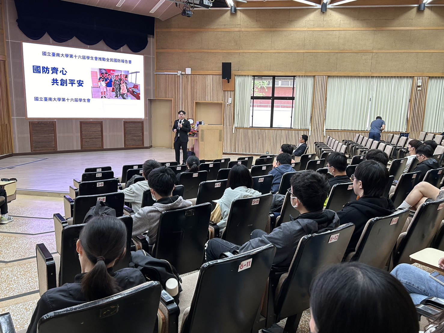 南大邀請前空軍副司令張延廷備役中將與師生分享全民國防