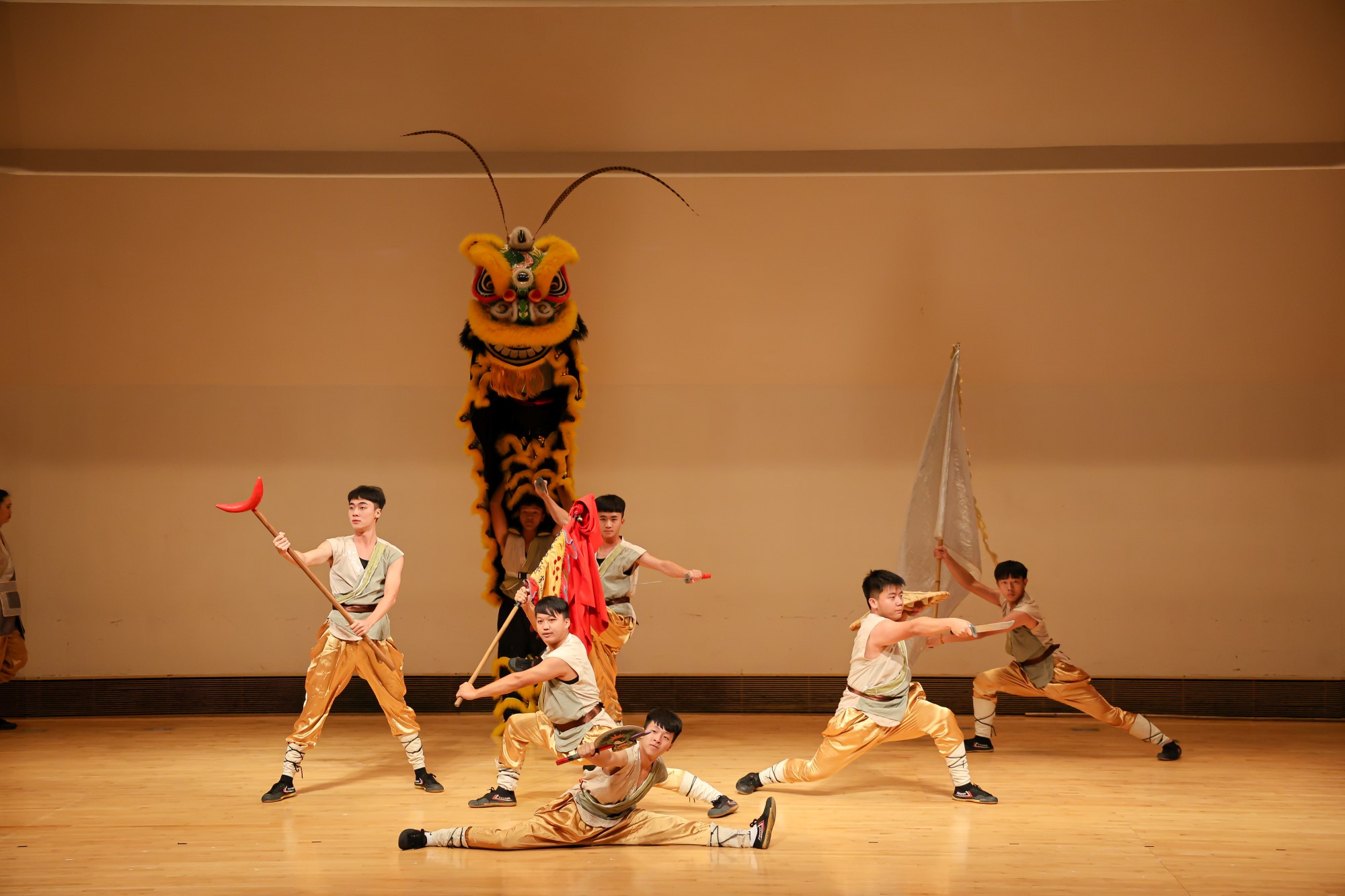 榮獲「體育署學校體育傳炬獎」的本校蔡宗信教授所指導的民俗體育團隊進行表演為活動揭開序幕
