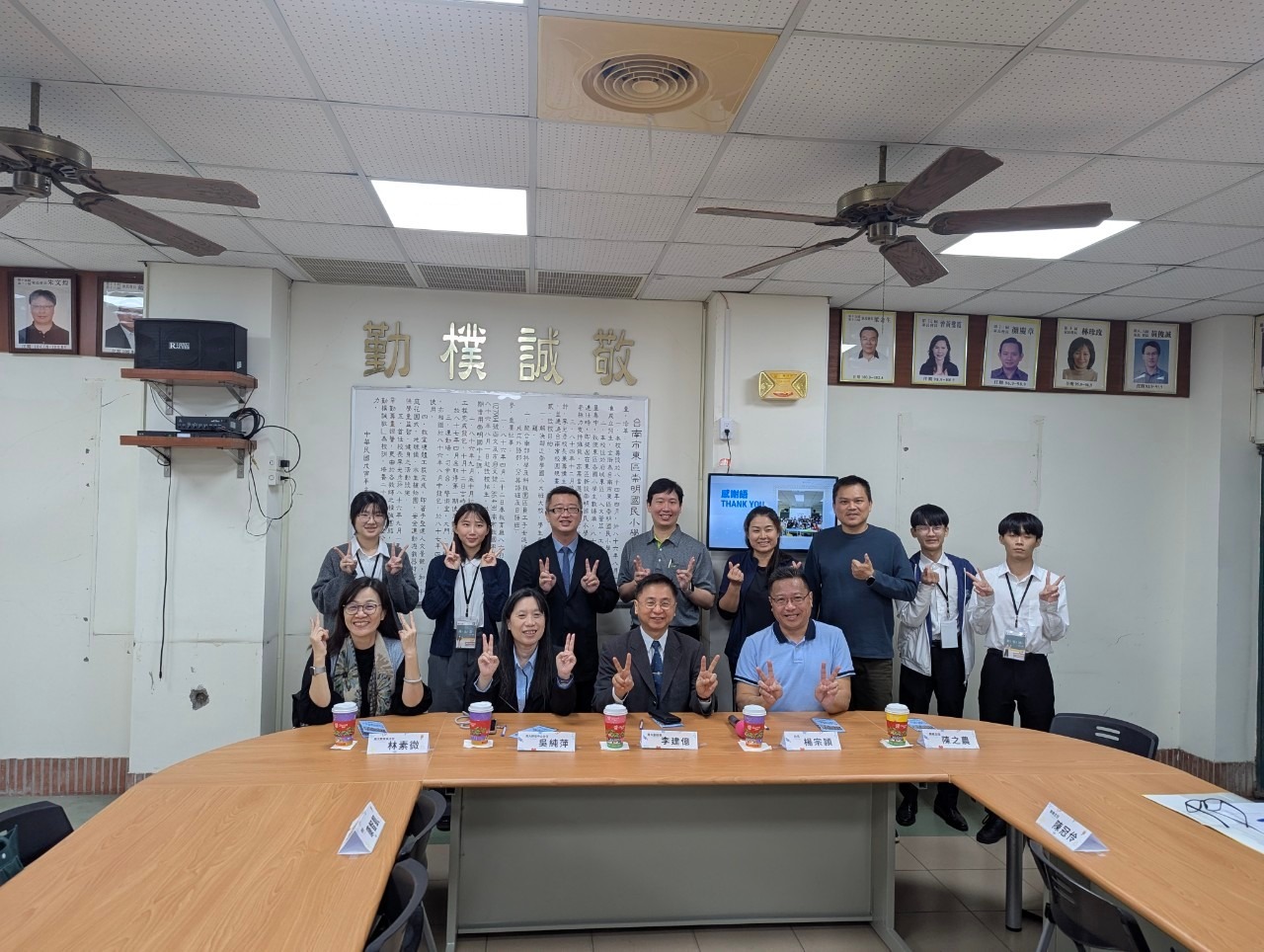 南大師長訪視鼓勵教育學系師資生兩週實習的努力學習