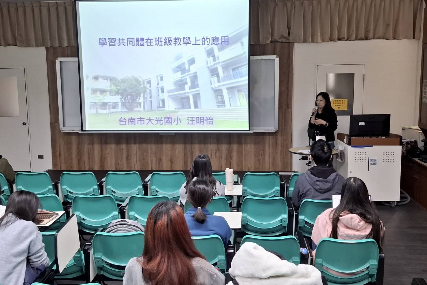 營隊中邀請大光國小汪明怡主任分享「學習共同體」課程,讓師資生瞭解如何在教學中融入協同作業與共學理念