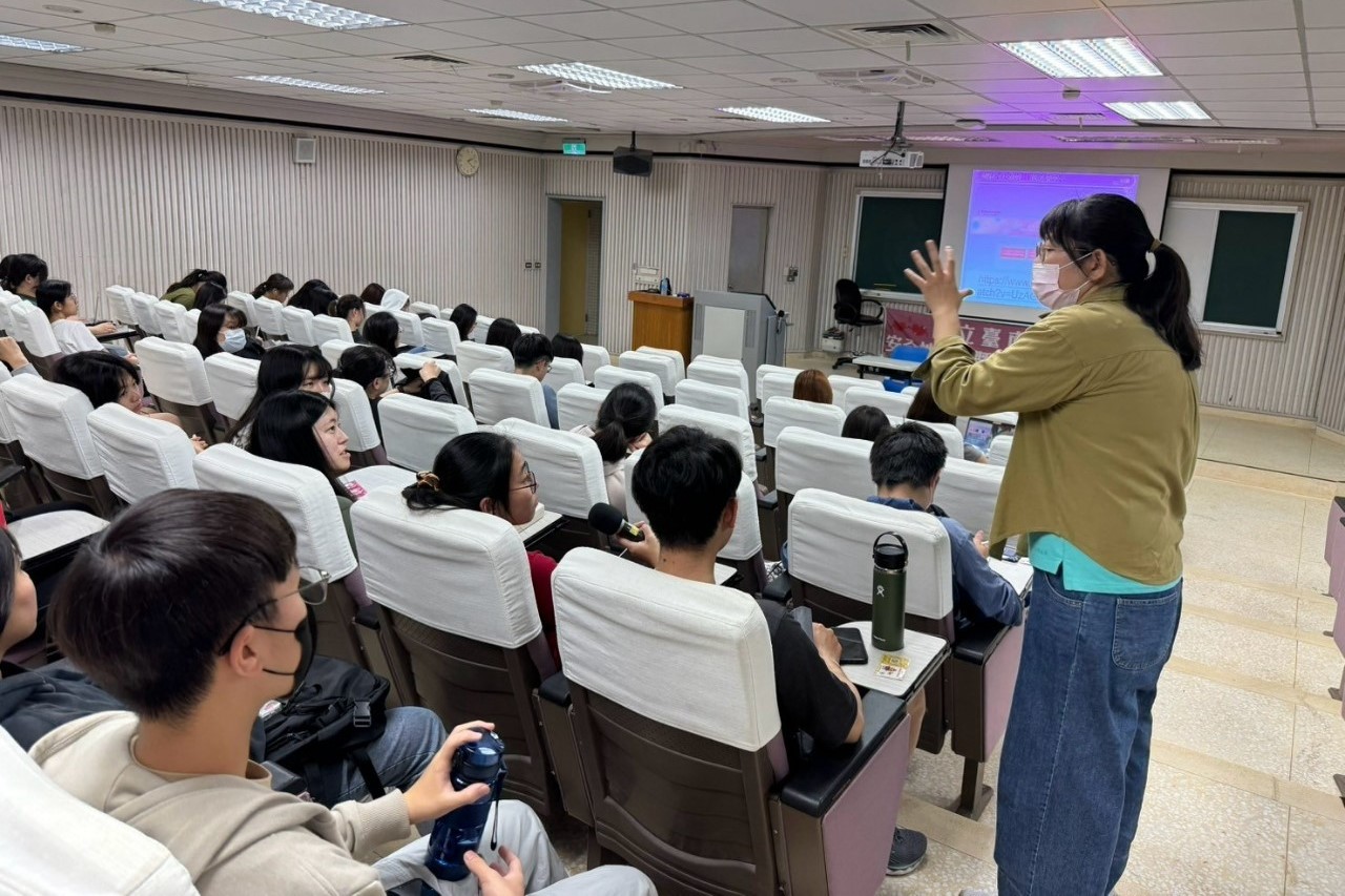 臺南市中西區衛生所莊枚欣醫檢師以生動有趣的方式,向師生介紹愛滋病的防治知識