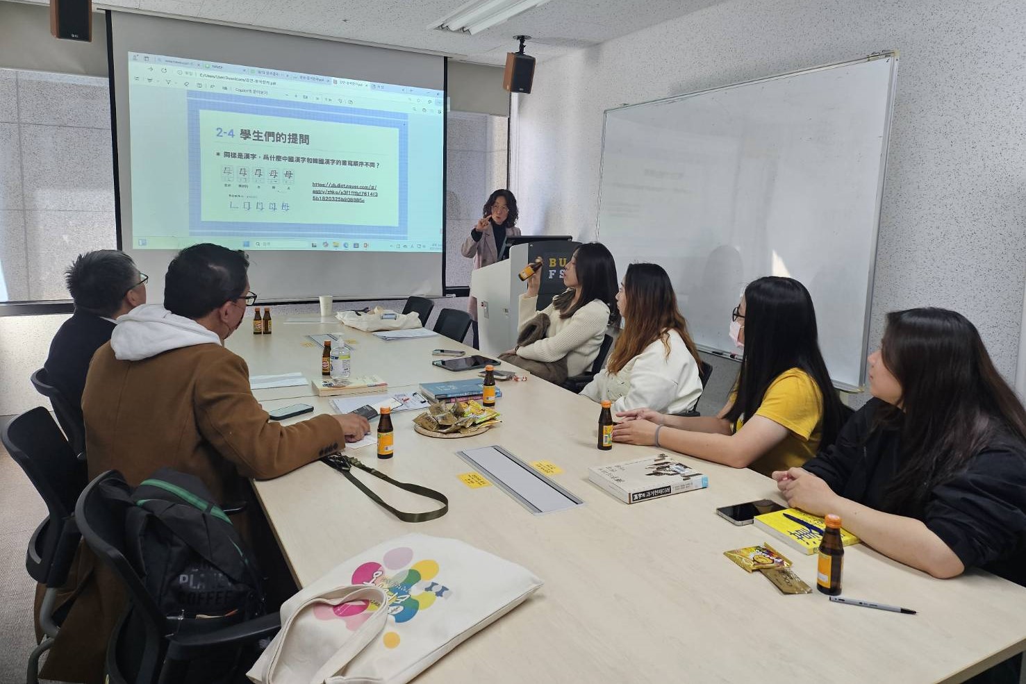 南大師生釜山外語大學探討兩岸與日韓筆順及字形的差異,討論氣氛熱烈如同釜山春日盛開的櫻花