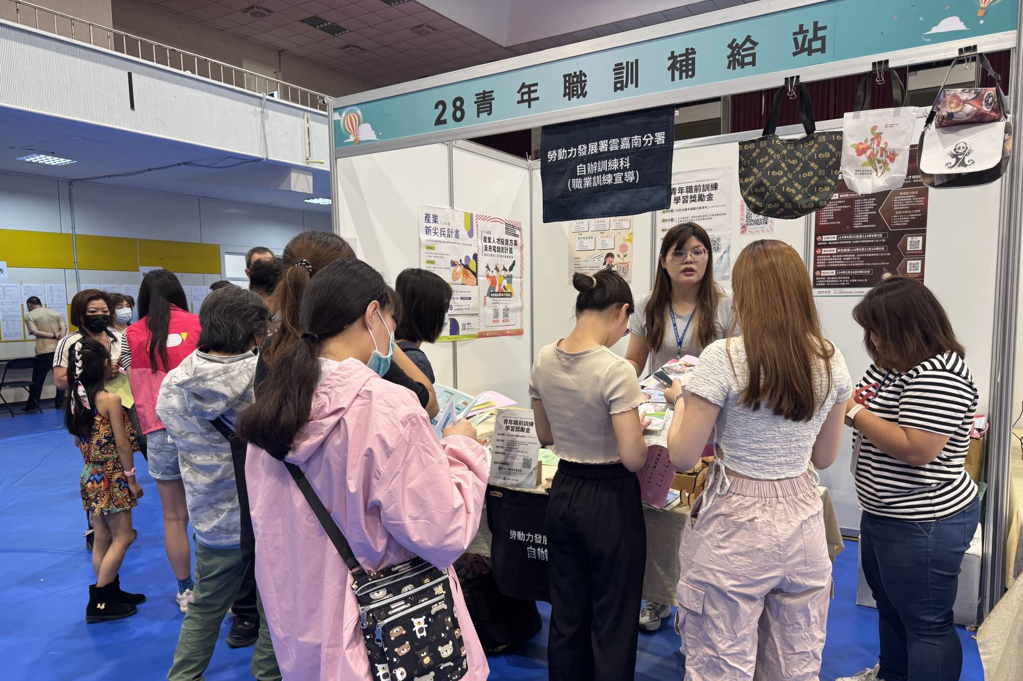 南大就博會場設有青年職訓補給站,提供學生獲取求職資訊