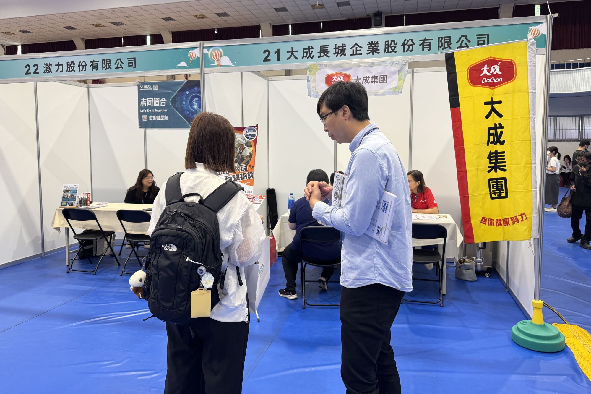 南大就業博覽會共有23家企業參與,提供超過1,000個職缺,吸引眾多求職者到場