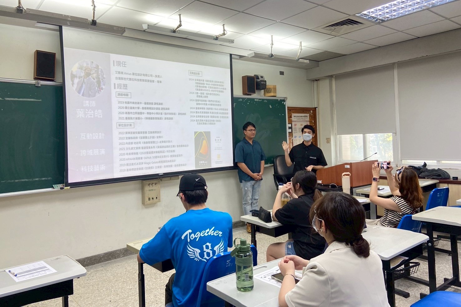 南大視設系畢業葉治皓校友,曾參與多項重要專案,在互動設計、跨域展演及科技藝術領域有豐富經驗