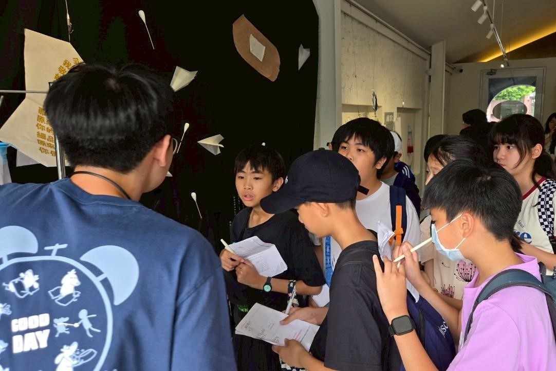 臺南大學國語文學系114級語文應用組畢業文學展「喃喃行過—生死影跡文學展」於藍晒圖文創園區的詩貝藝術空間展出