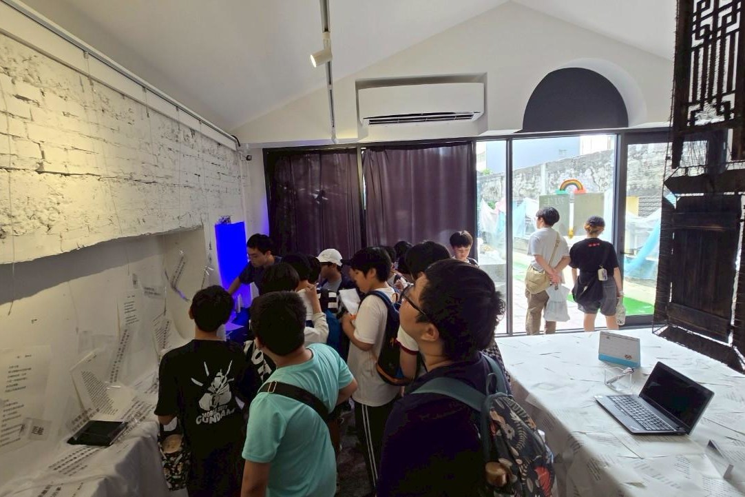 南大國文系展覽現場展示學生們創作的文學作品,並呈現各種意象化的展示與創意裝置