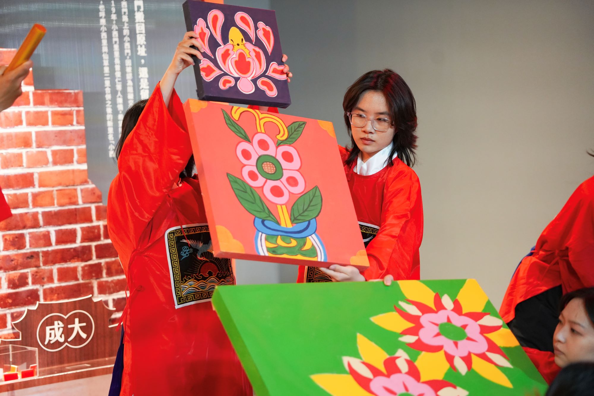 南大戲劇系將傳統藝術「七娘媽亭」用象徵圖騰展現