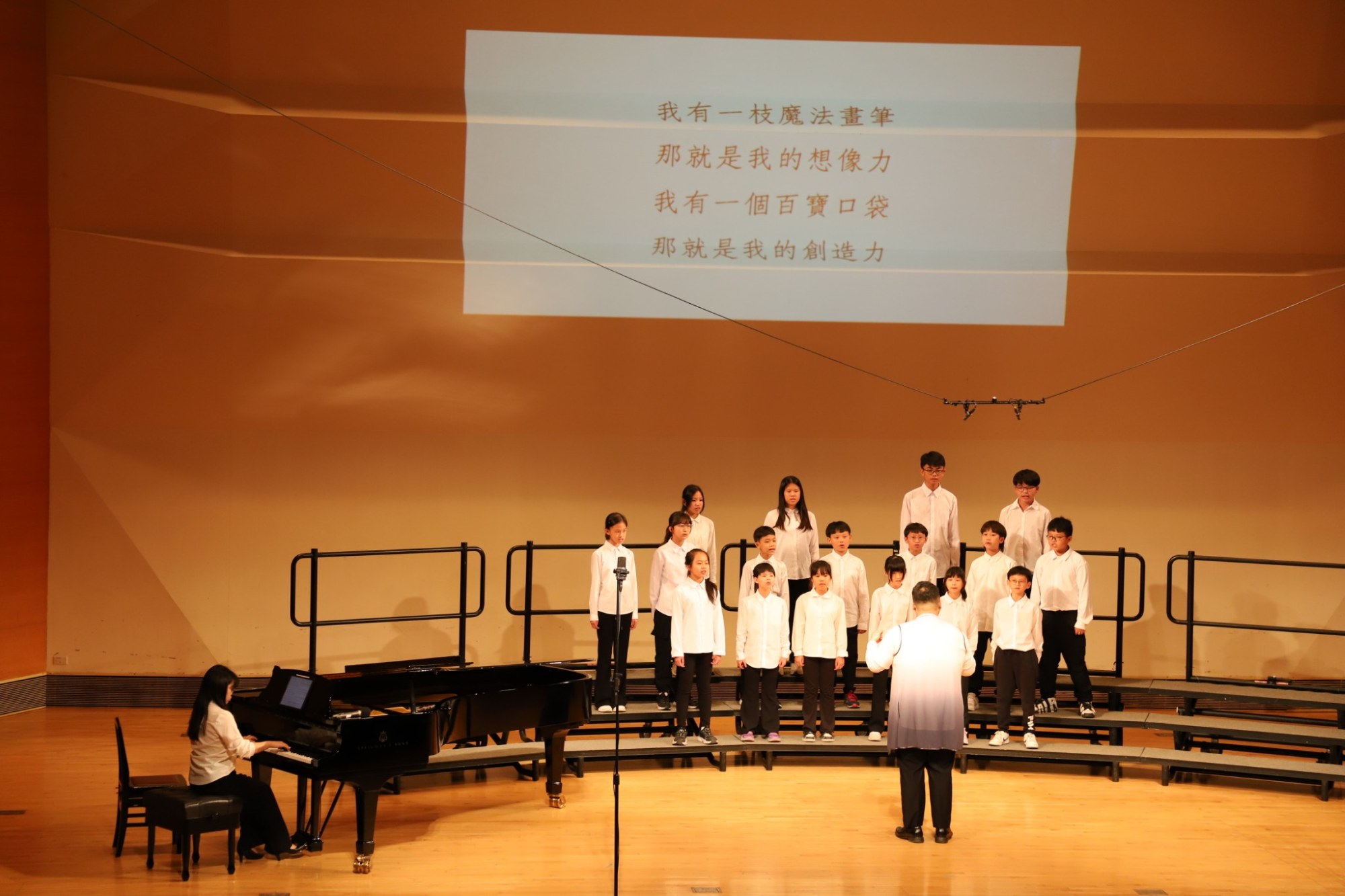 歸仁國小合唱團於南大演出,此次由劉毅老師擔任指揮,他是臺南大學音樂系校友