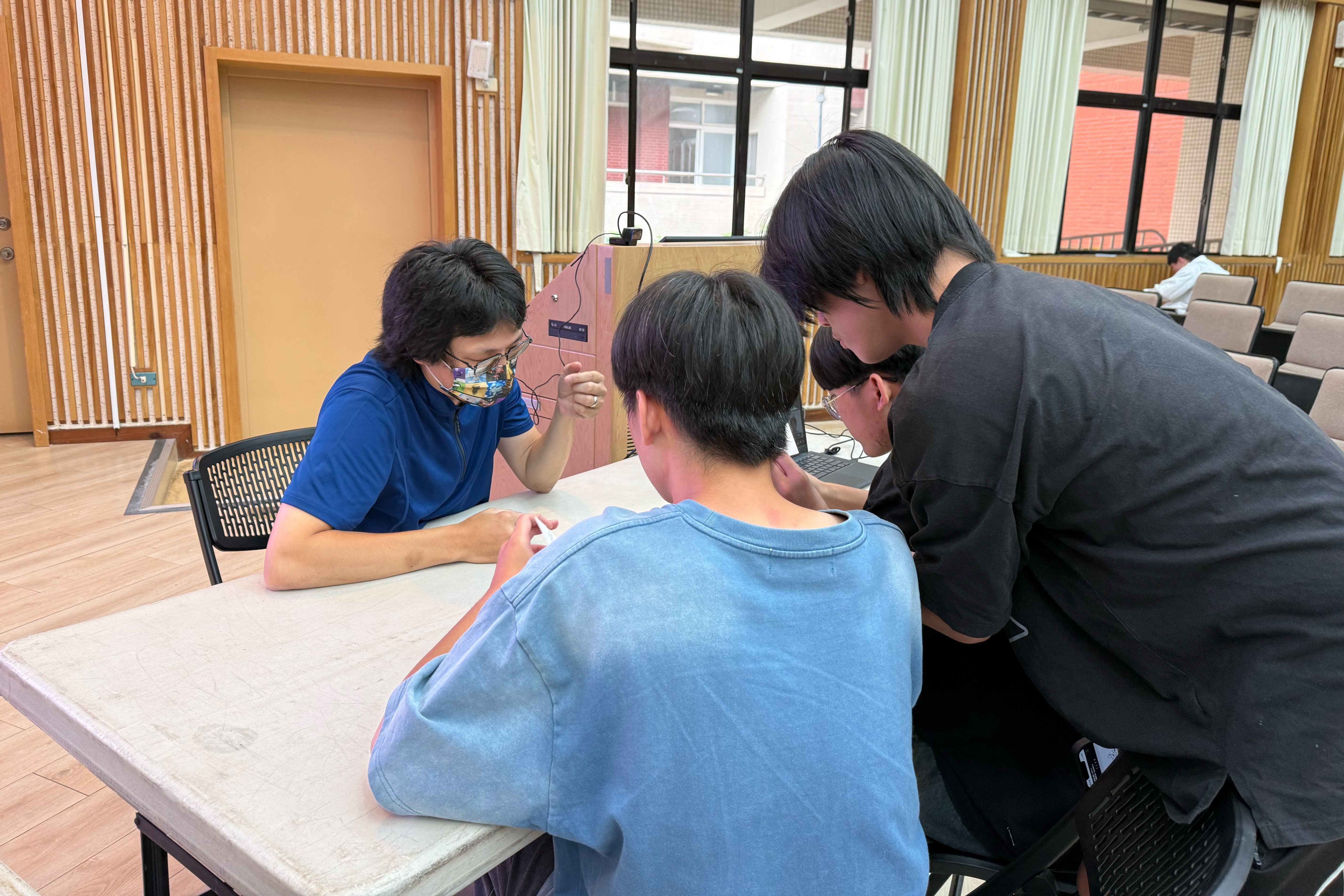 南大整合學術訓練與校外職場資源,除擴大實習職缺媒合範圍,也使參與企業類型與內容更貼近系所教學與學生職涯方向