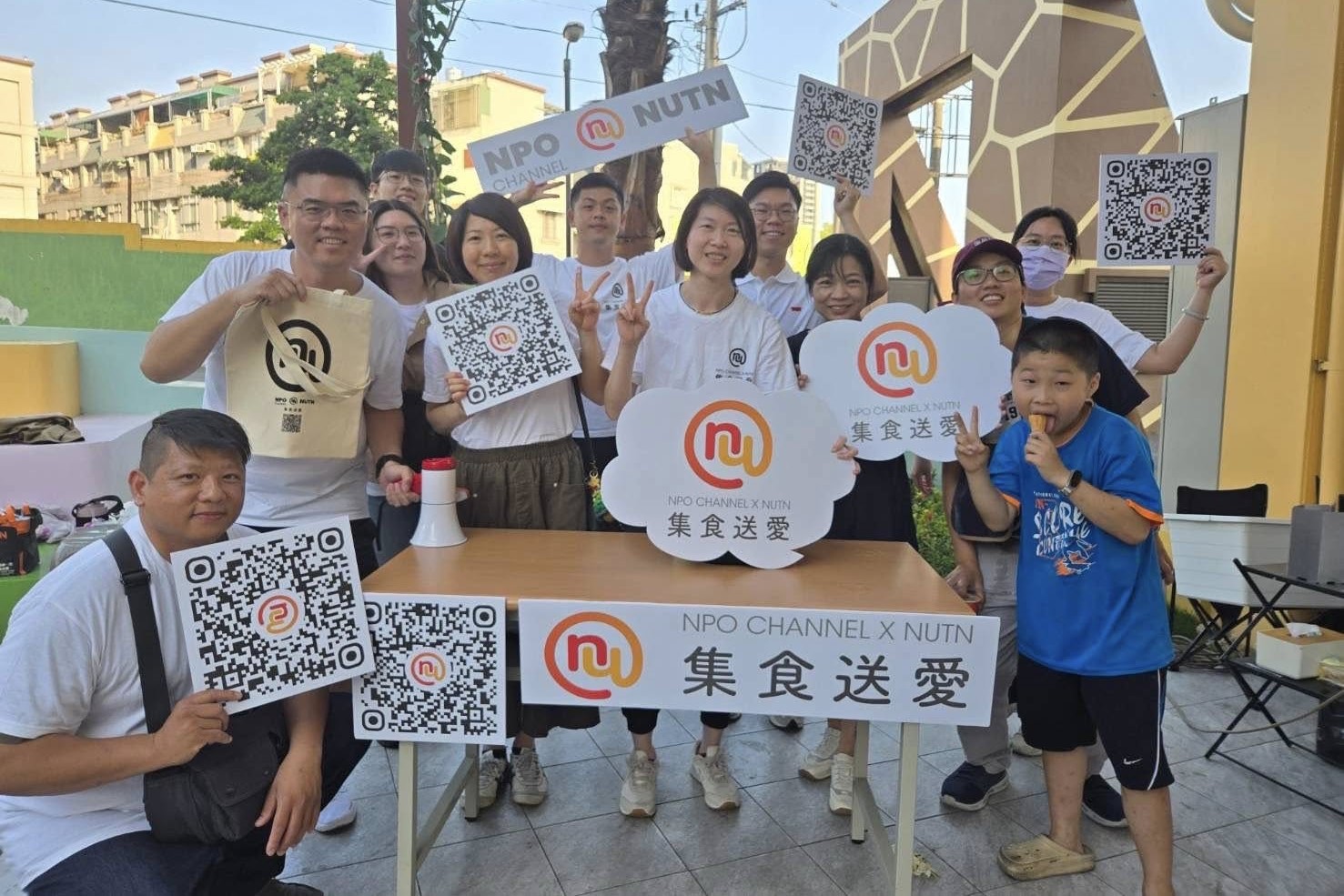 南大學生團隊除進行理論學習與案例分析外,更親身「集食送愛 NPOchannel 母親節蛋糕聯合募集」等活動,將理念轉化為可實行的社會行動