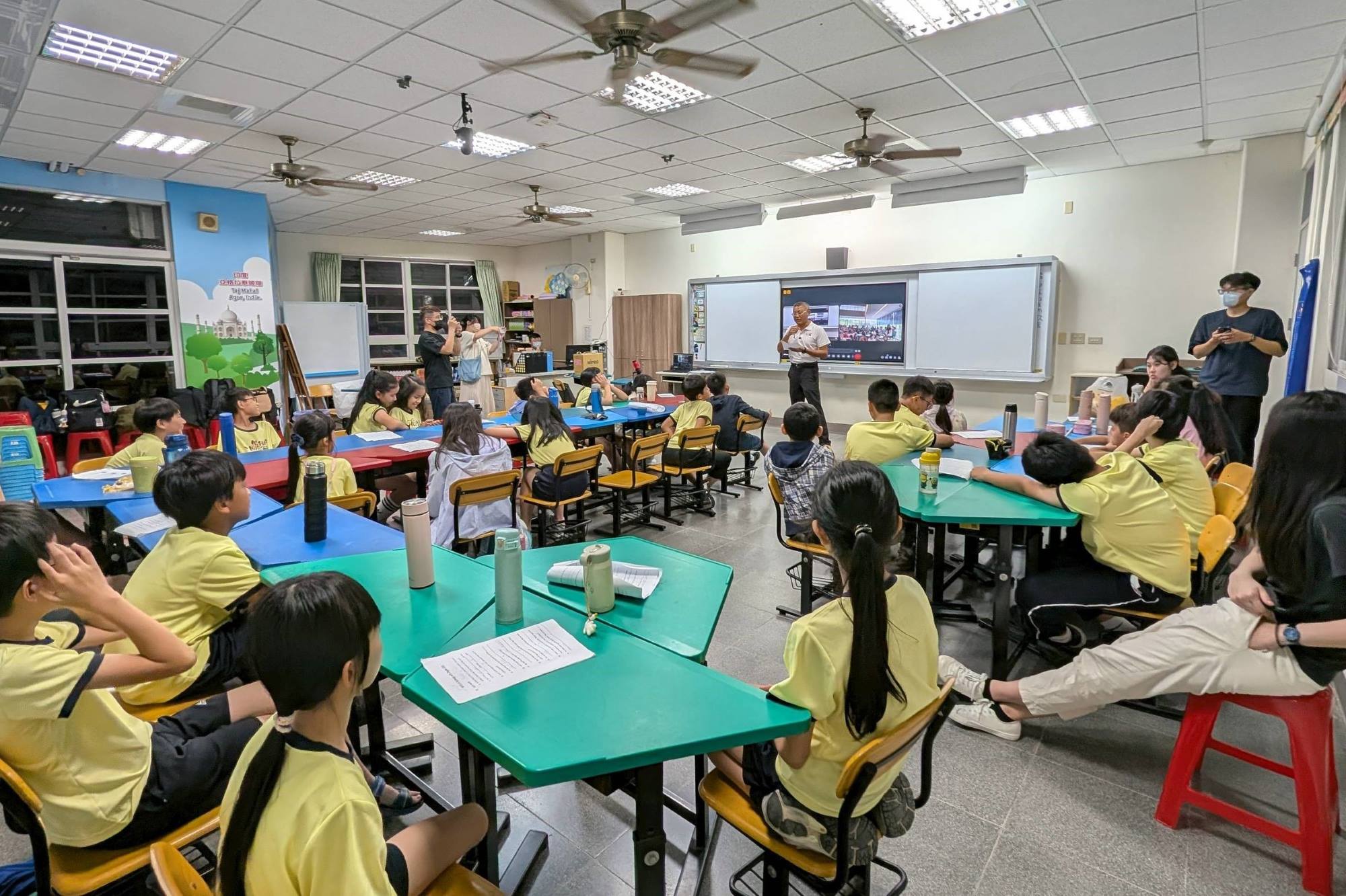南大英語學系學生協助新南國小學童練習英文自我介紹與提問內容,展現大學與國小攜手推動國際教育的成果。