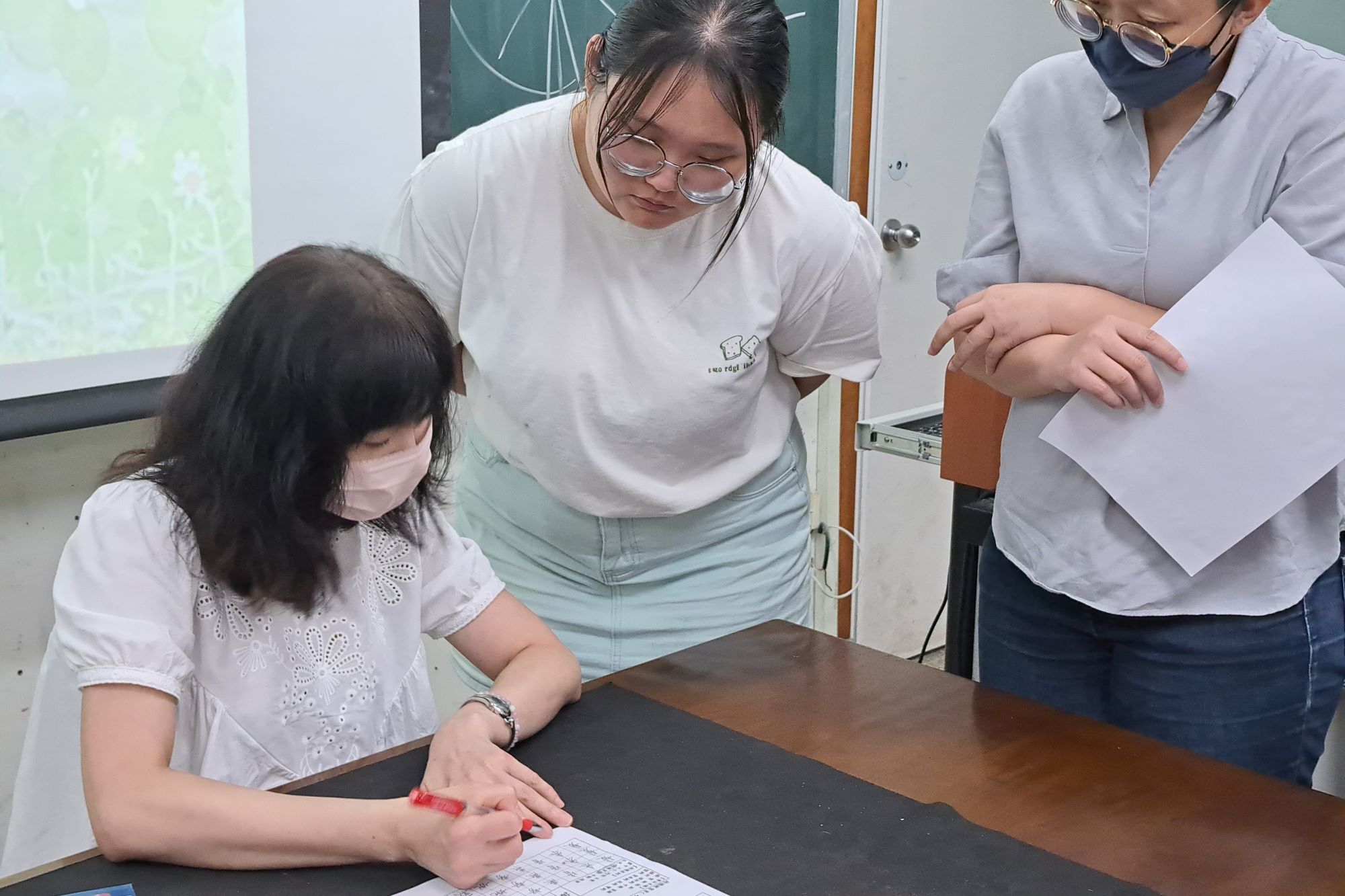 陳思瑩老師聚焦褚遂良楷書的基本筆法訓練,強調「回歸初心」,提醒南大學員專注於筆畫與結構,逐步穩固書寫實力。