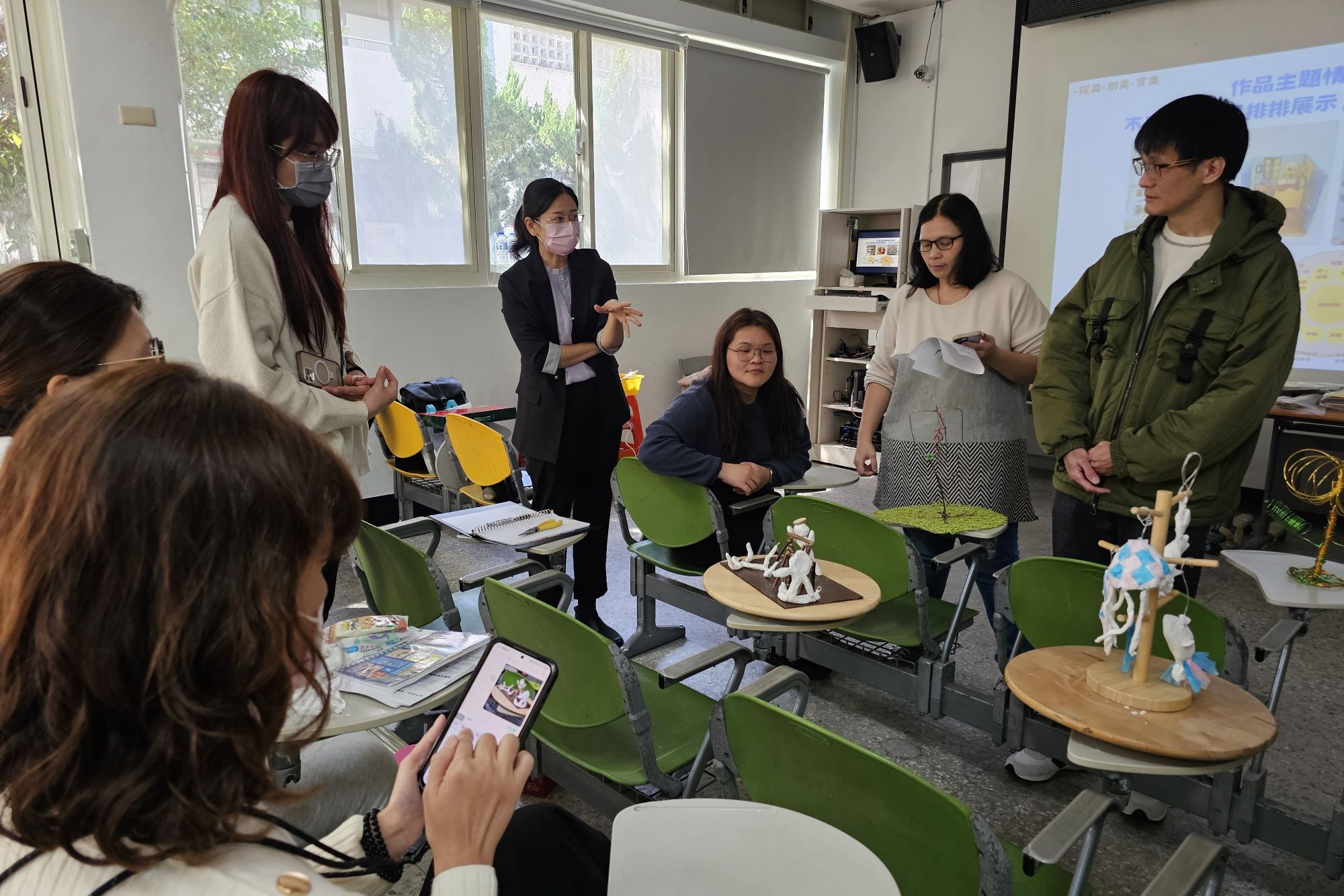 學員利用多元素材進行小組的立體創作,由講師給予回饋