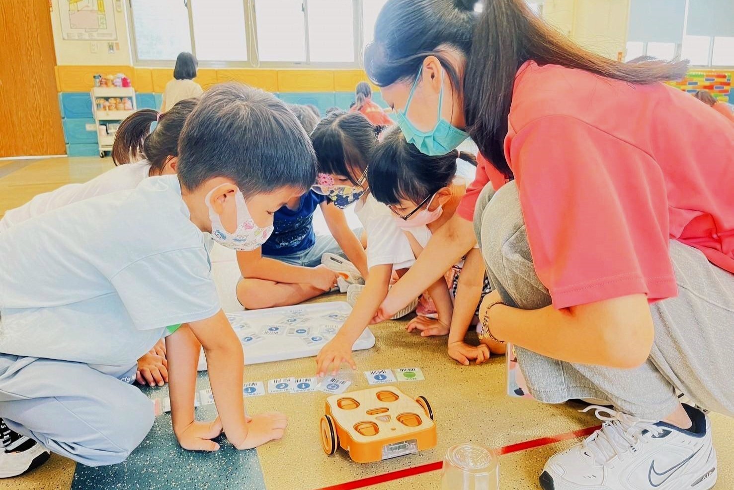 此次營隊由南大幼教系師資生擔任主要教學與引導角色,展現教學實作力與創意思維。