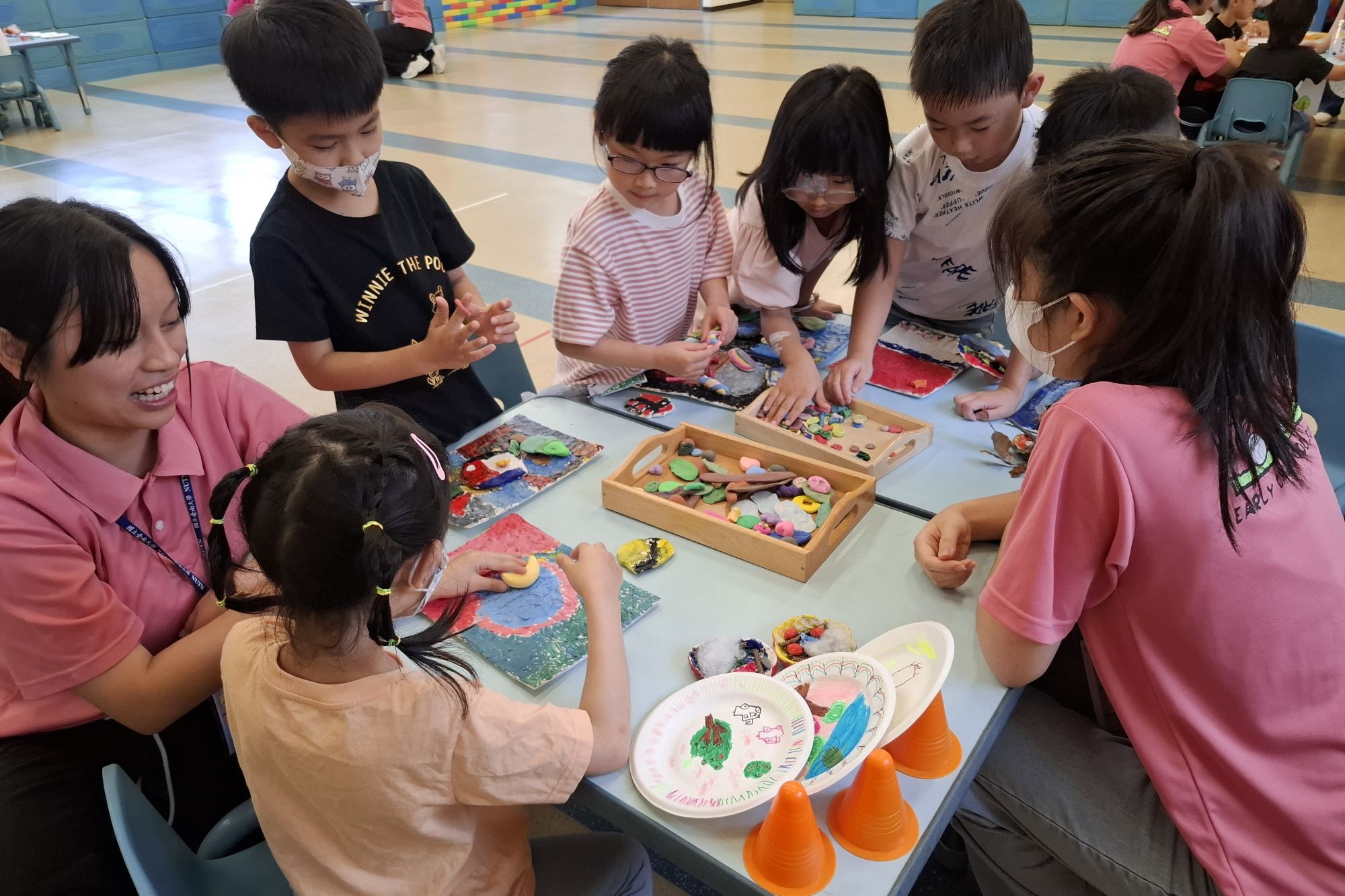 南大營隊課程結合美感欣賞與實作操作,引導幼兒感知形體與色彩,並從中表達個人情感與創造想像角色。