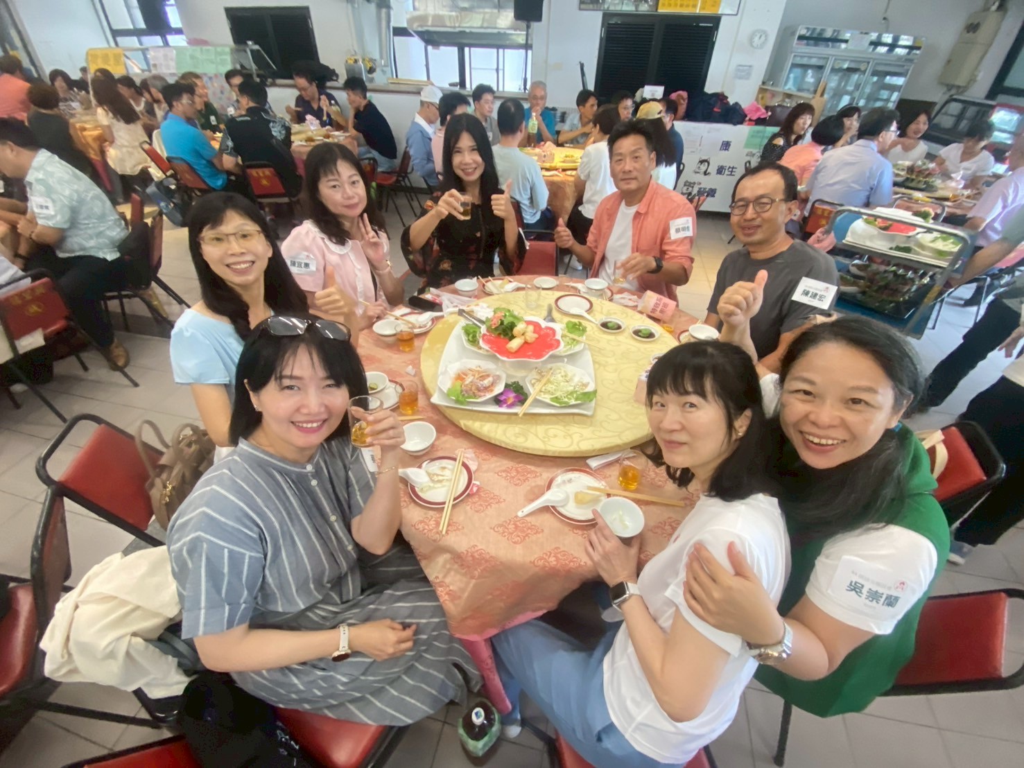 南大校友們特別邀請到當年求學時學生餐廳的主廚石太太再度回來掌廚,一道道熟悉的菜餚彷彿帶領大家回到了那個純真的學生時代