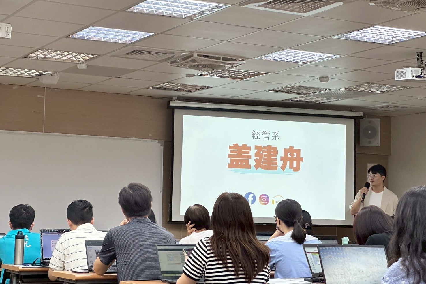南大職員研習中,講師以大量實例輔佐,逐步帶領學員從選擇適當模板、調整視覺焦點,到字體與排版細節,皆提供實用指引。