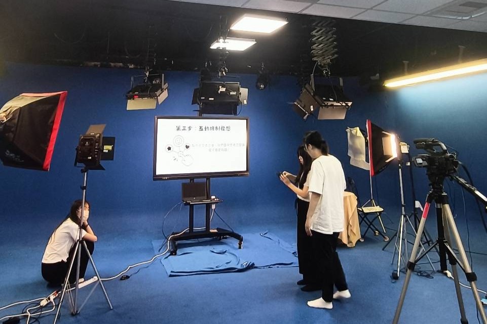 儘管受到丹娜絲颱風影響,南大師資生仍回到校內攝影棚錄製教學影片,以創新的遠距教學方式延續學習熱忱。