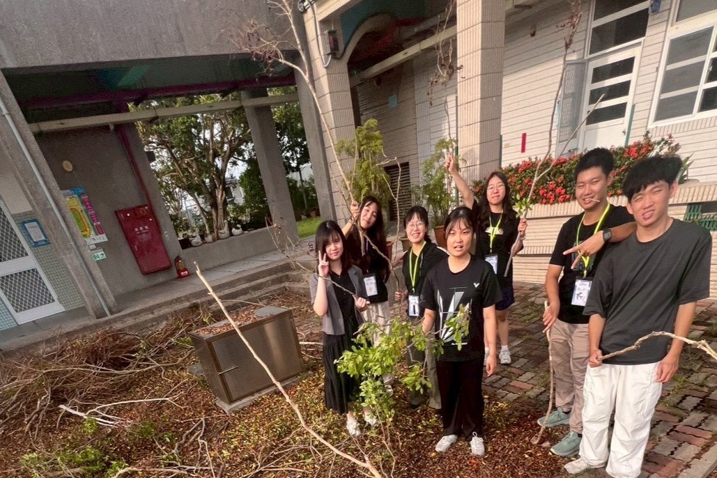 南大學生團隊投入校園環境整理工作,以行動落實服務學習精神。