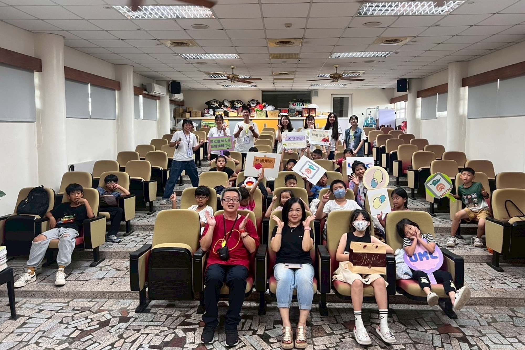 南大團隊於營隊期間陪伴學童展開多元課程互動,營造充滿學習動能的暑期時光。