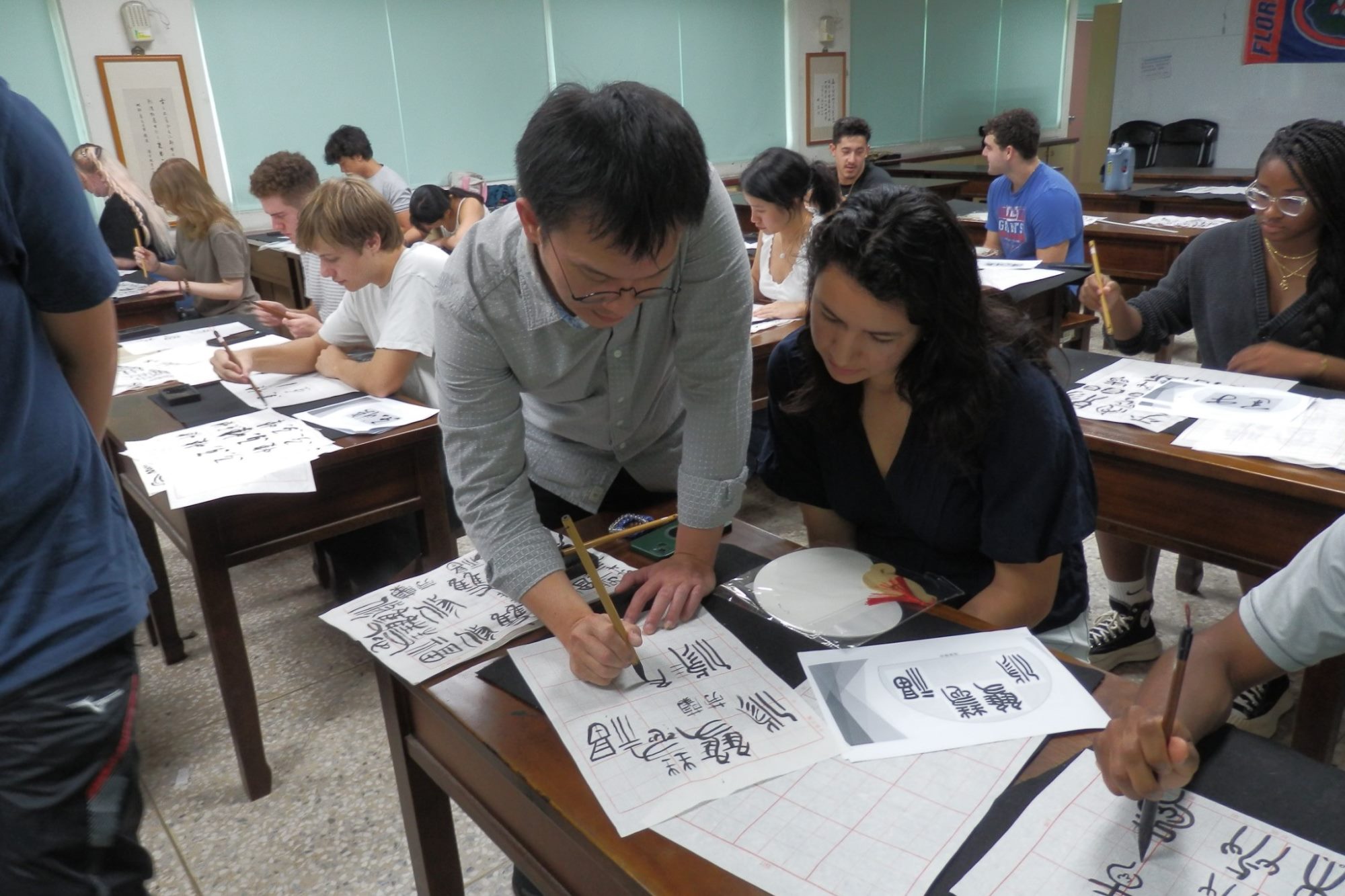 南大葉乙麟老師親自示範書法筆法,美國學生專注觀摩,體驗書法文化的精緻之美。