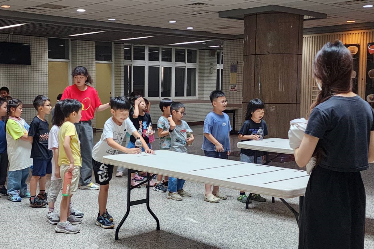 學生們合力挑戰「水瓶!停!」關卡,展現默契與穩定控制力。
