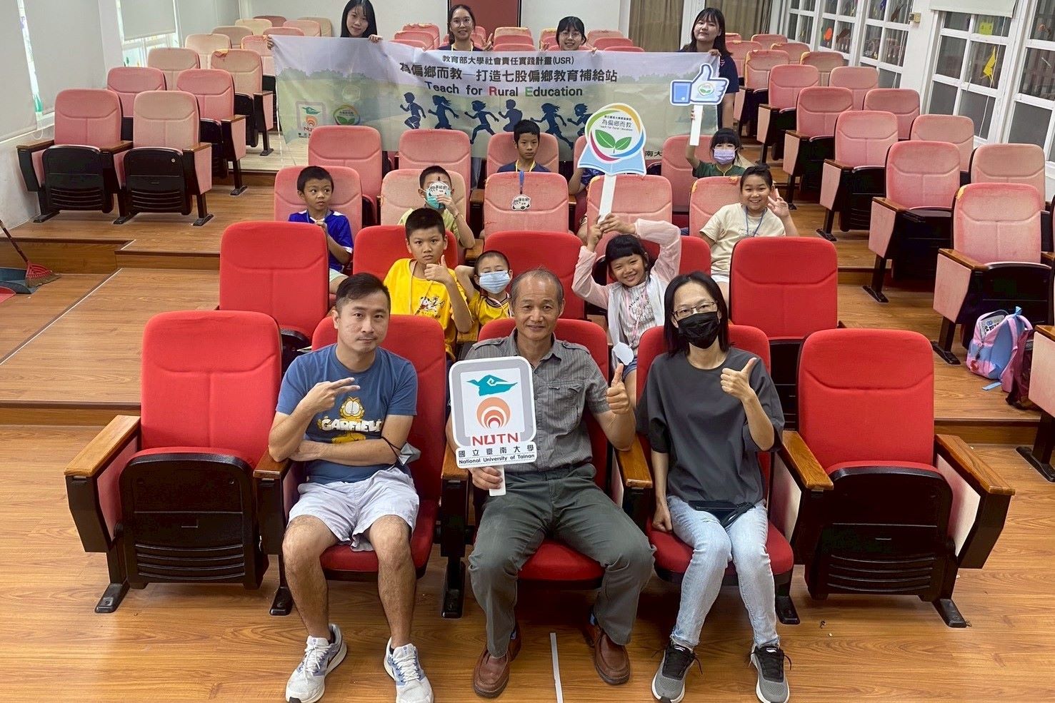南大科技營開幕式合影,展現大學與地方攜手合作的教育力量