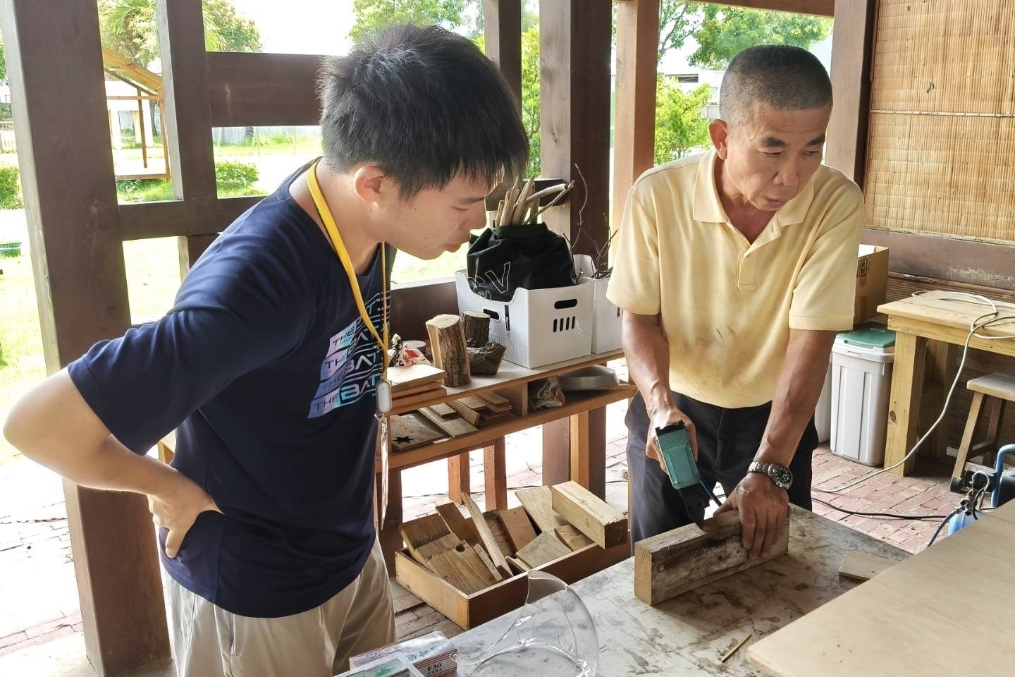彰化陝西國小校長指導南大師資生木工實作,體驗在地教育熱情。