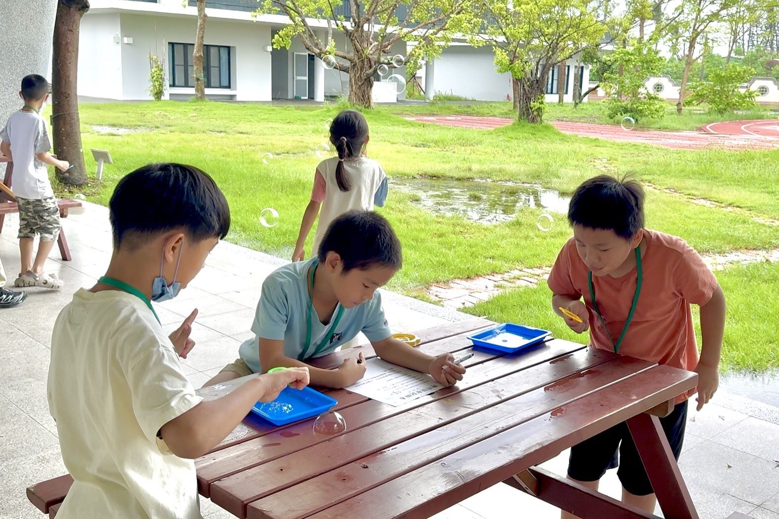 南大泡泡水實驗課程,學生動手測試並紀錄泡泡存留時間