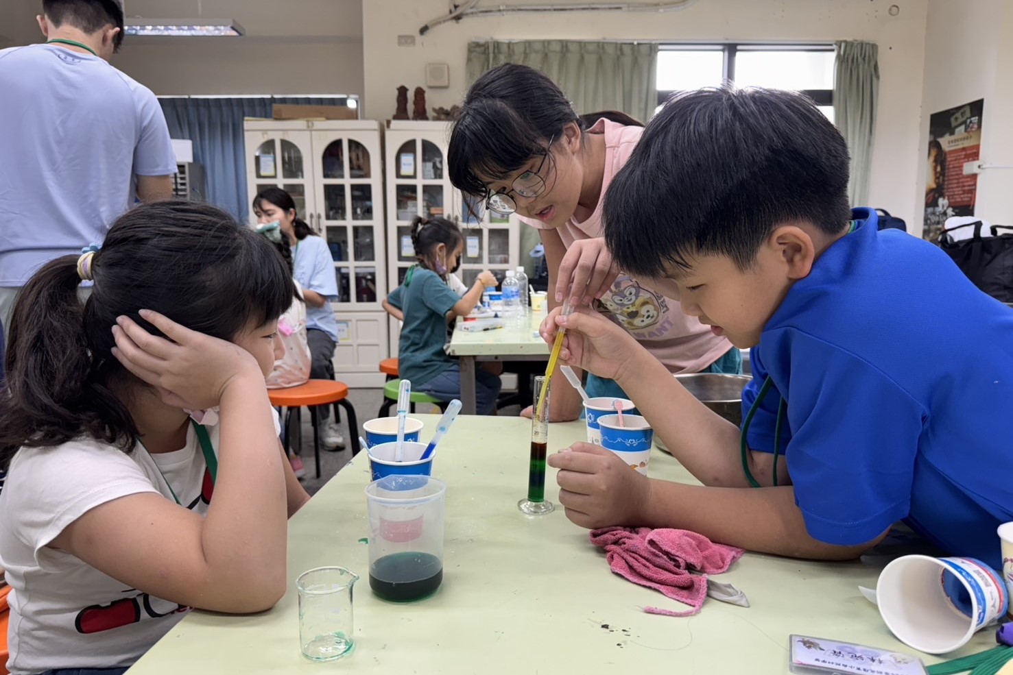 南大學生帶領學童完成彩虹玻璃杯實驗,觀察液體重量造成的漸層效果