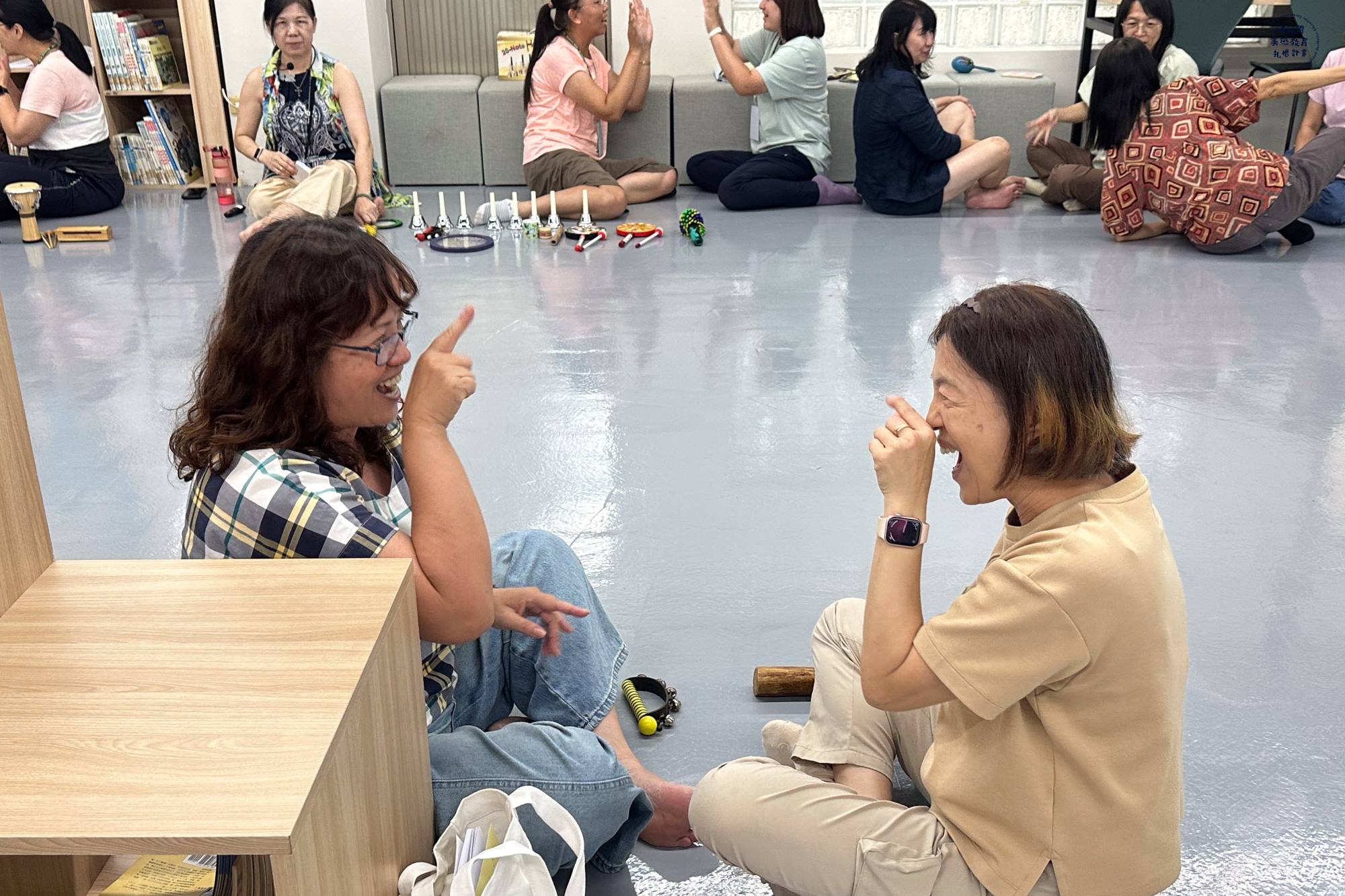 南大美感教育計畫花蓮場次,教保人員學習音樂遊戲融入學習區的創新方法。