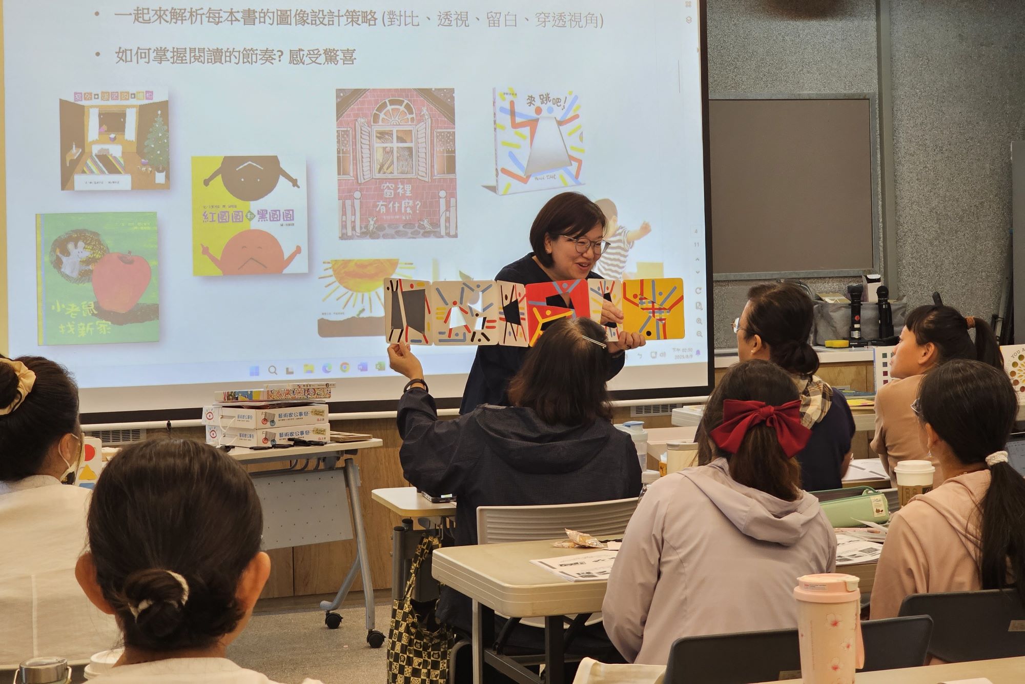 南大美感教育計畫臺北場次,教保人員探索圖畫書中的圖像語言與視覺趣味。