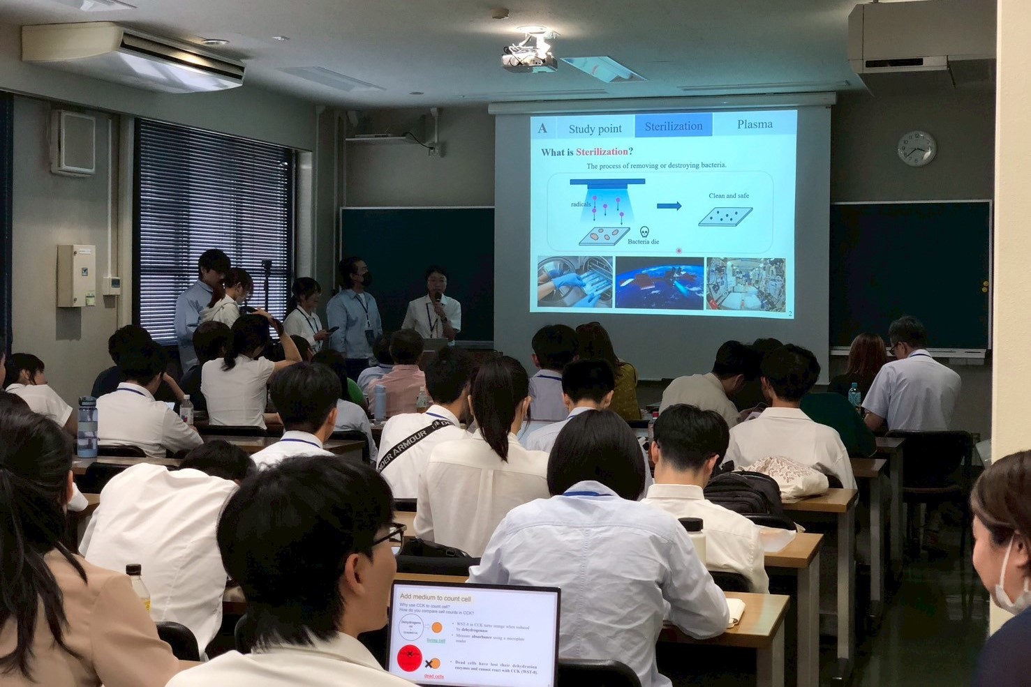 南大學生參與課程講座與討論,積極提問展現跨文化交流的專業態度