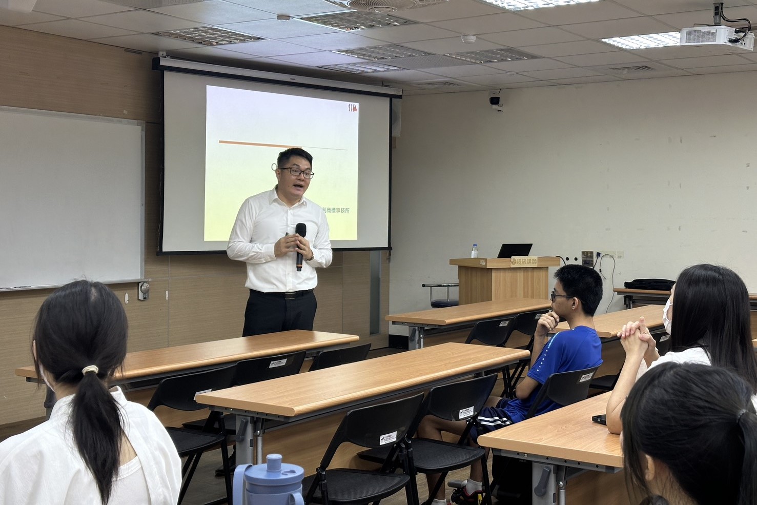 南大創新育成中心舉辦「創業實踐力系列課程」,首堂課聚焦專利與商標,吸引同學熱烈參與。
