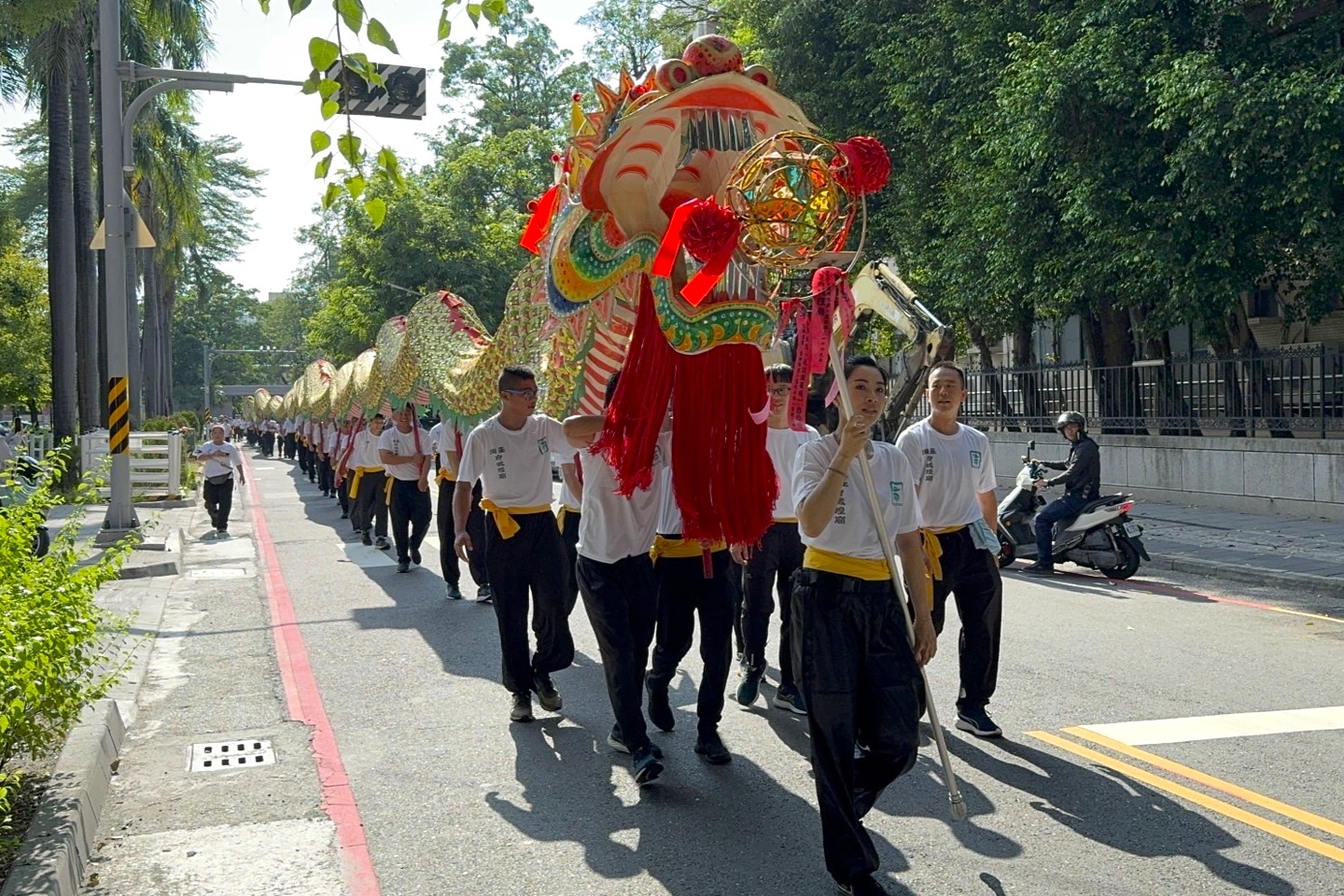 南大民俗隊師生隨巨龍隊伍行進,將祈福能量與文化創意帶入府城街頭