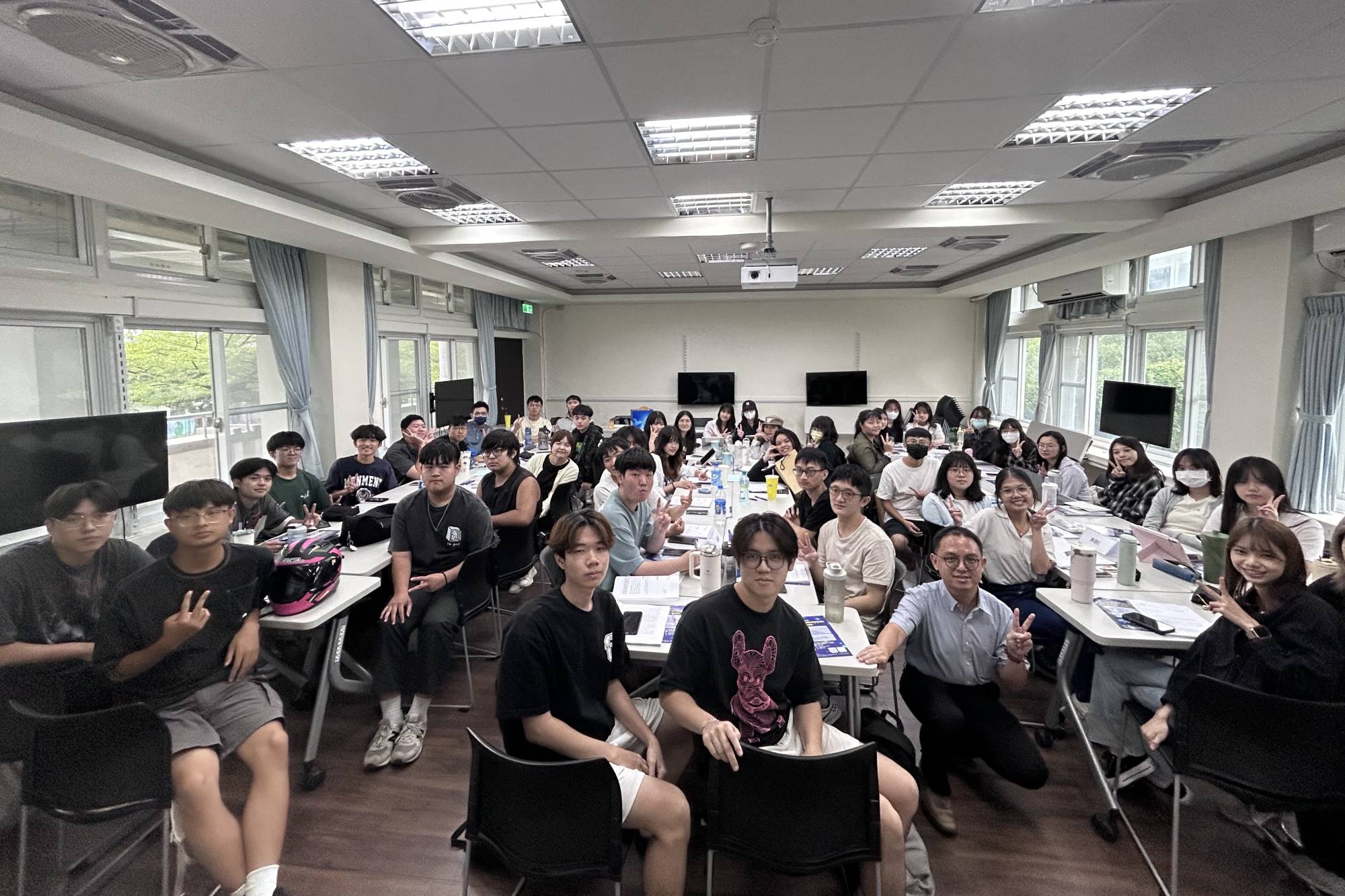 万十科技主管入班與南大同學互動,分享產業分析思維與專案經驗