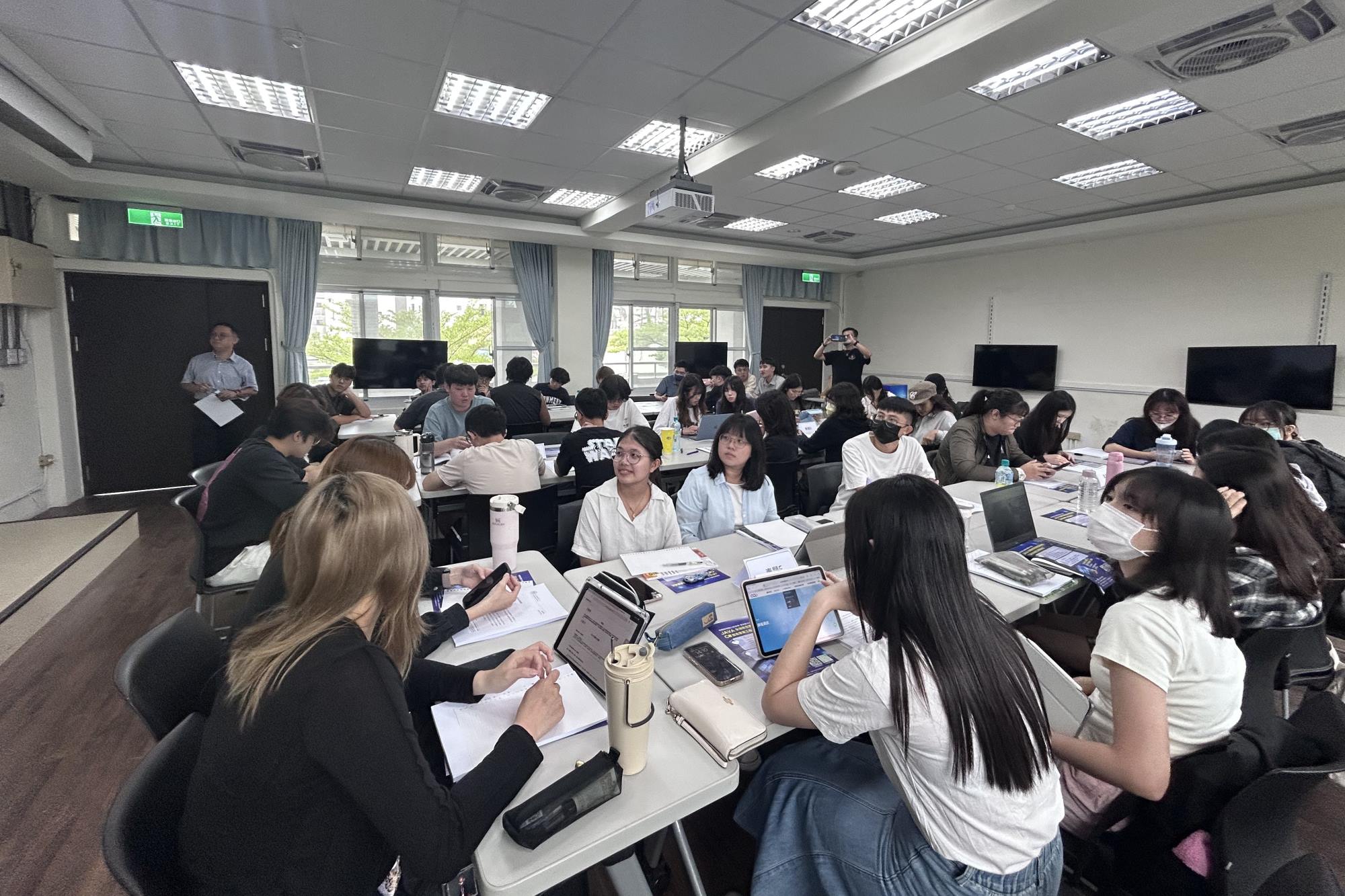 南大經管系學生於課堂中分組討論企業題目,展現跨域實戰學習能量