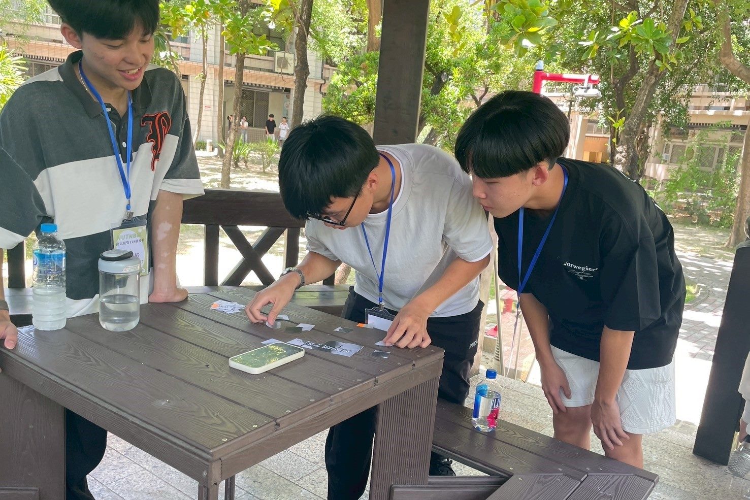 南大經管系新生分組挑戰解謎關卡,認真動腦並展現團隊合作默契。