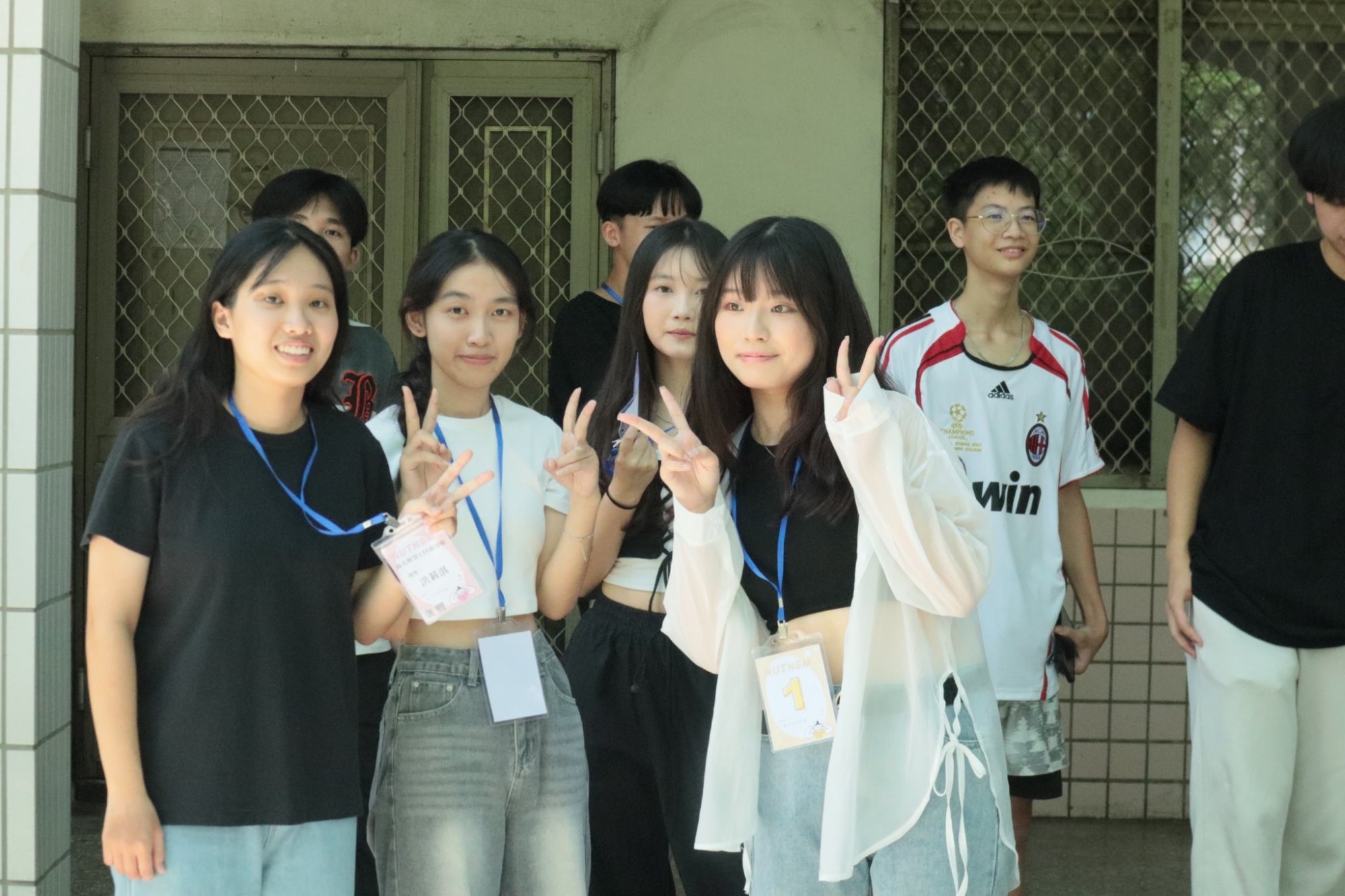 闖關結束後,南大經管系同學合影留念,臉上洋溢笑容,展現滿滿活力與成就感。