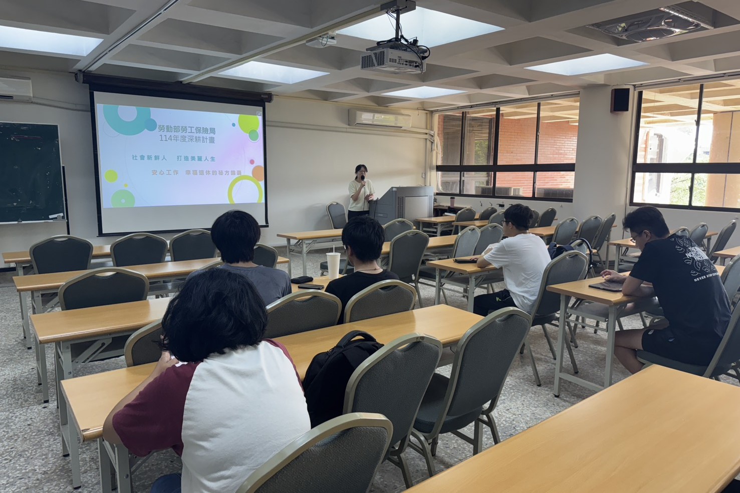 勞保局臺南市辦事處講師於南大分享勞工保險、就業保險與職業災害保險等實務內容,引導學生了解投保權益與保障制度。