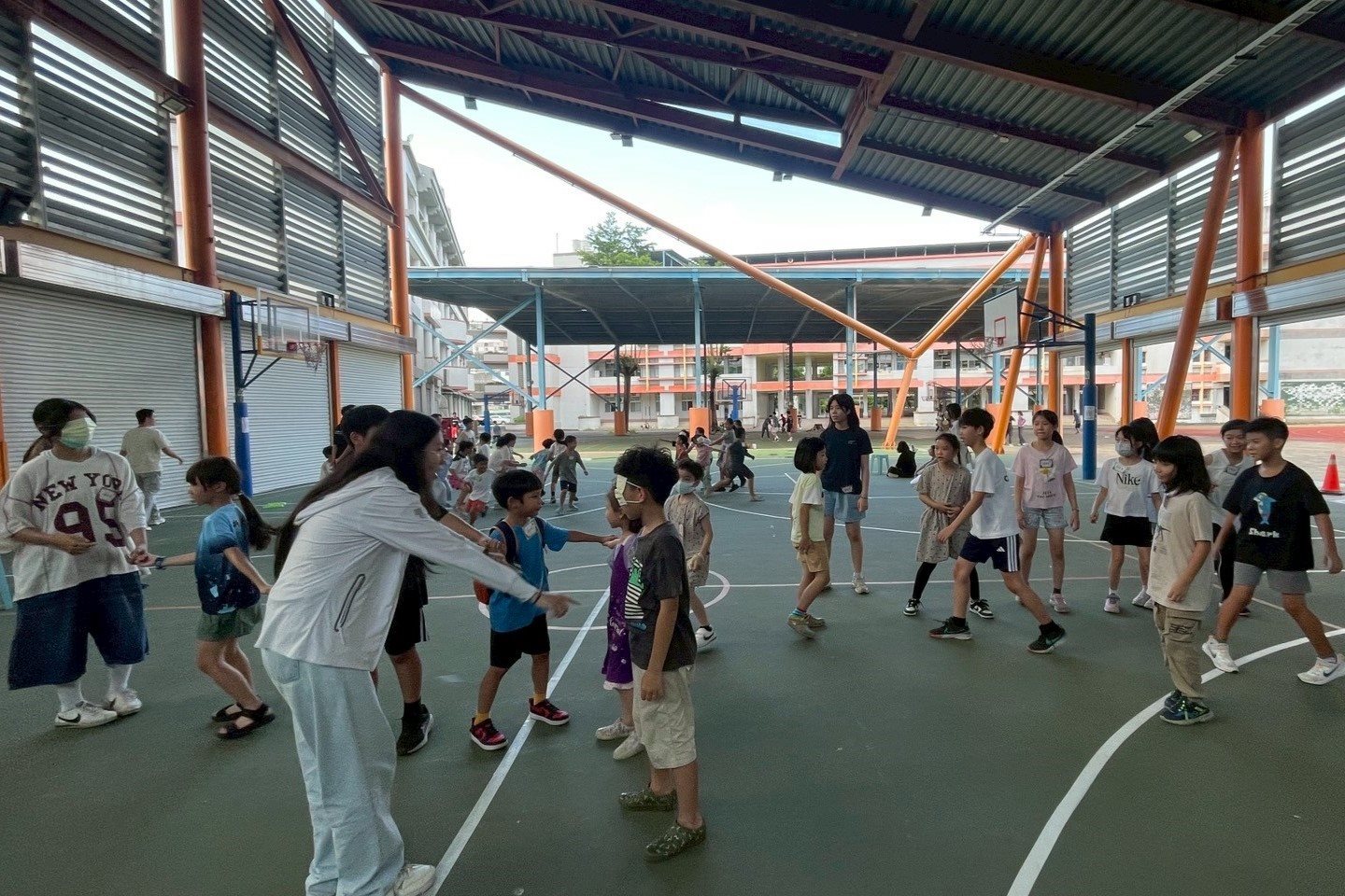 在捕魚遊戲環節,小朋友們齊心協力、合作無間,展現團隊精神與活潑朝氣。