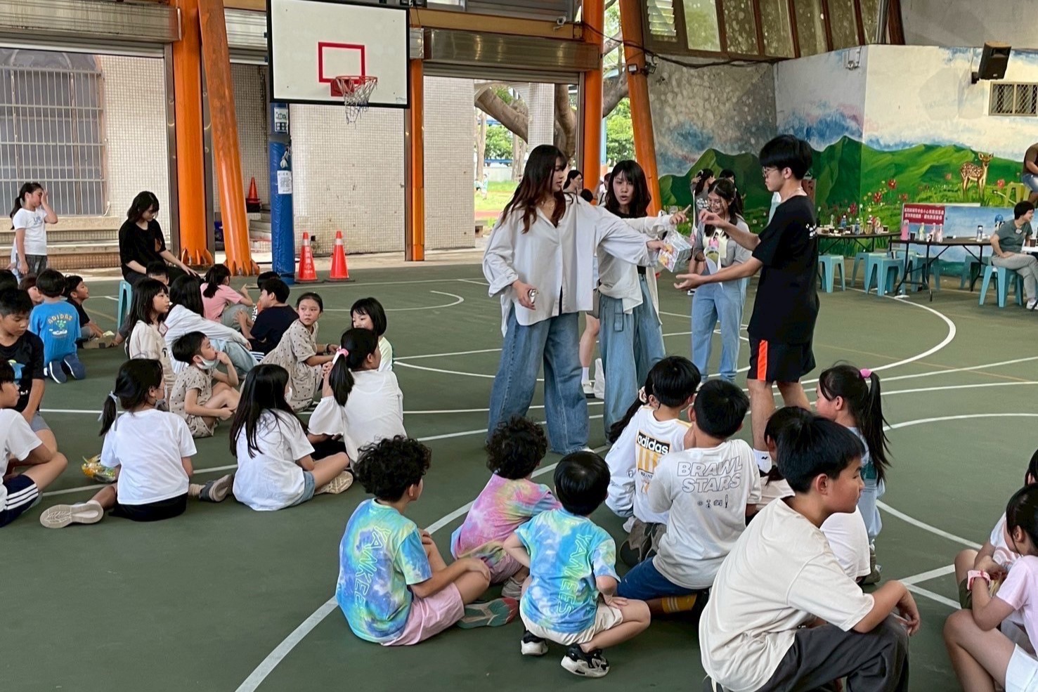 南大經管系學會的大哥哥大姐姐公布積分遊戲成果並頒發小獎品,讓孩子們收穫成就與喜悅。