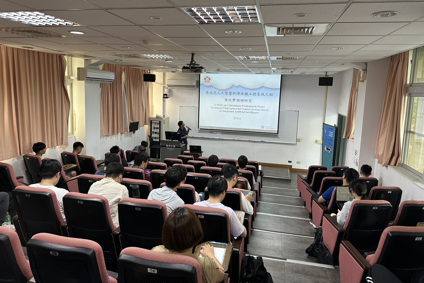 南大電機系師生透過講座瞭解AI與資安跨域整合的重要性,啟發從工程視角守護城市運作的新思維。