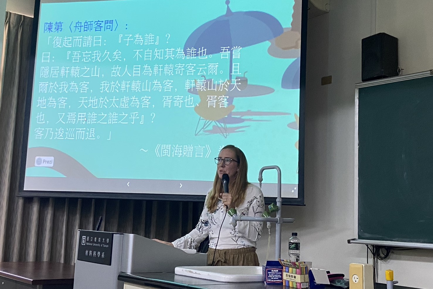 美籍學者暨創作歌手克麗絲叮.韋欣博士於南大講台分享研究觀點,以中文與師生交流跨文化語言與文本詮釋。